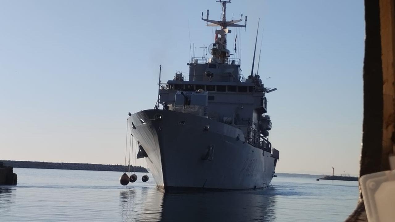 Nave Libra, lo sbarco degli otto migranti in Albania