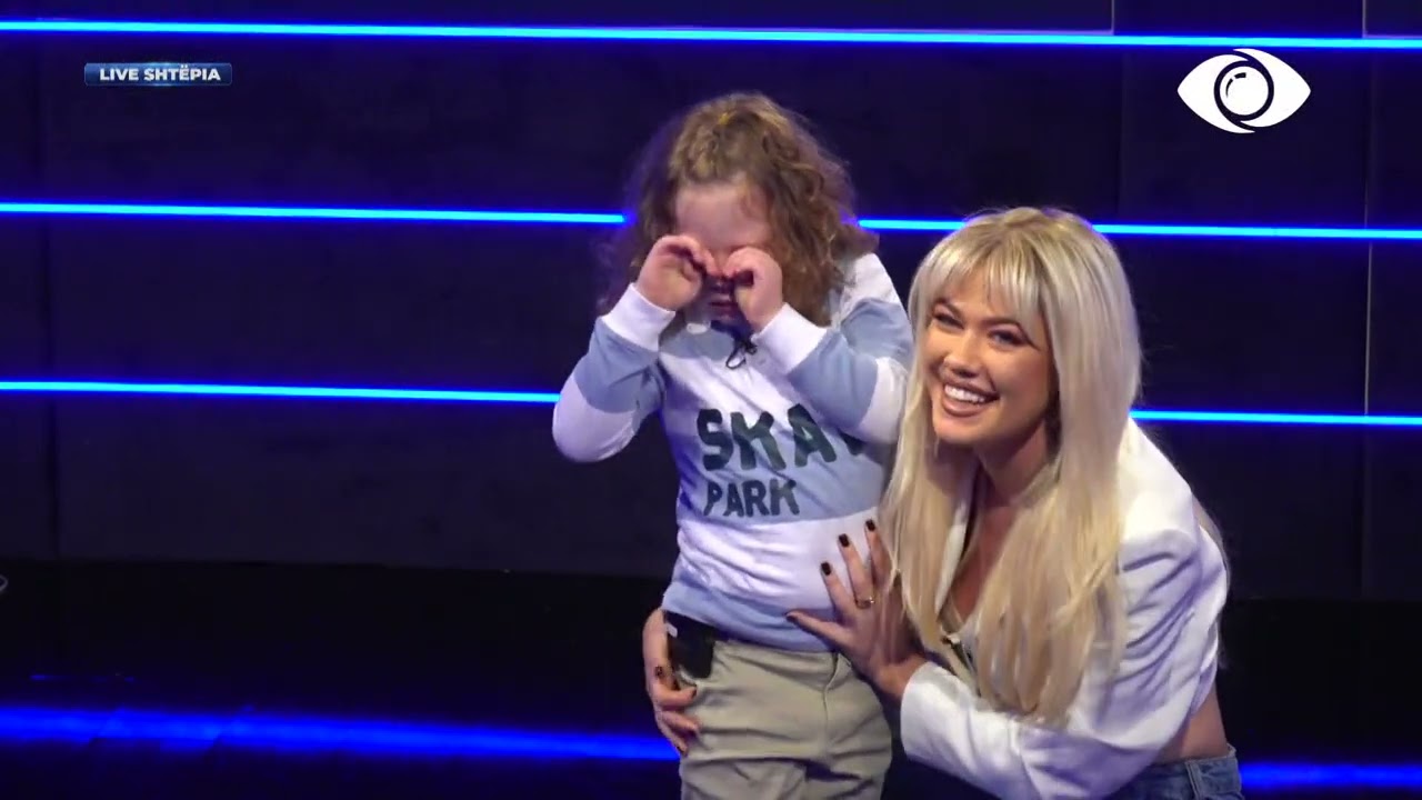 Keisi surprizohet nga vëllai i saj i vogël, ledhatime dhe puthje mes tyre