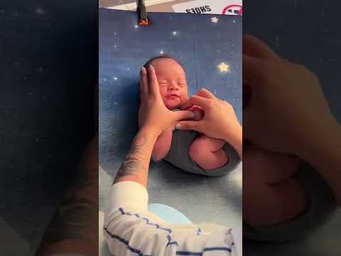 Oh come ooon! I was teaching how to pose newborn photography 😅