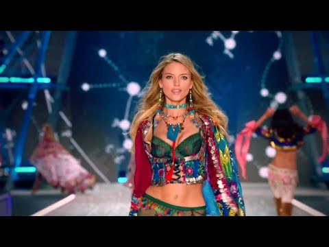 Martha Hunt Victoria's Secret Runway-end Pose 2013-2017