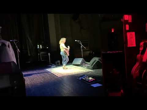 Jillian Jensen covering “Zombie” by The Cranberries while opening for Collective Soul