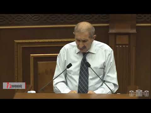 Գագիկ Մելքոնյանն իր գրած տեքստը կարդում է դժվարությամբ, մատը դրած, որ տողերը չկորցնի