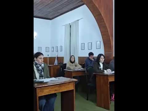 Papelón en Lucas González: No hacen veredas porque los médicos dicen que caminen por el pasto