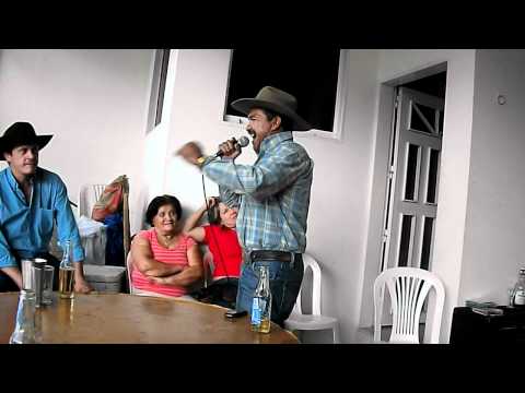 Reinaldo Robles (el brujo de la pipa)canta casa de Socorro Hernandez