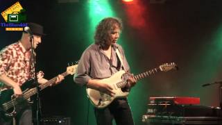 KING OF THE WORLD - She's a burglar.  2013