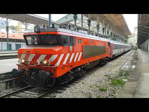 Comboios de Portugal: manobra de comboio rebocado por locomotiva a partir da estação Porto San Bento