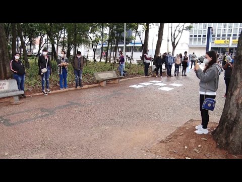Funcionários da educação protestam contra a demissão de 400 eventuais