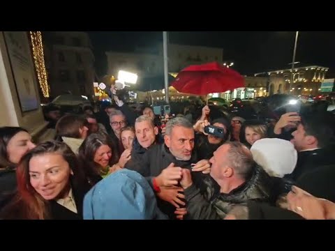 Applausi, abbracci e cori per Antonio DECARO: "Un presidente, c'è solo un presidente"