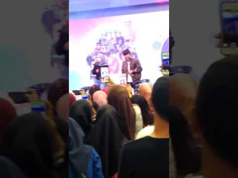 Disana Cinta Disini Rindu by Tajul feat. Farisha Irish at Safi Balqis Oxywhite Roadshow