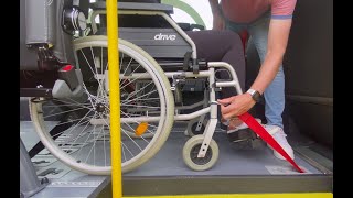 Wie sichert man einen Rollstuhl in einem rollstuhlgerechten Minibus? | TriflexAI