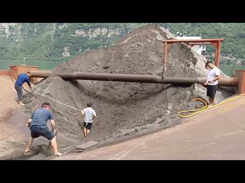 barge unloads 3000 tons of alluvial sand, the flow of sand is so relaxing