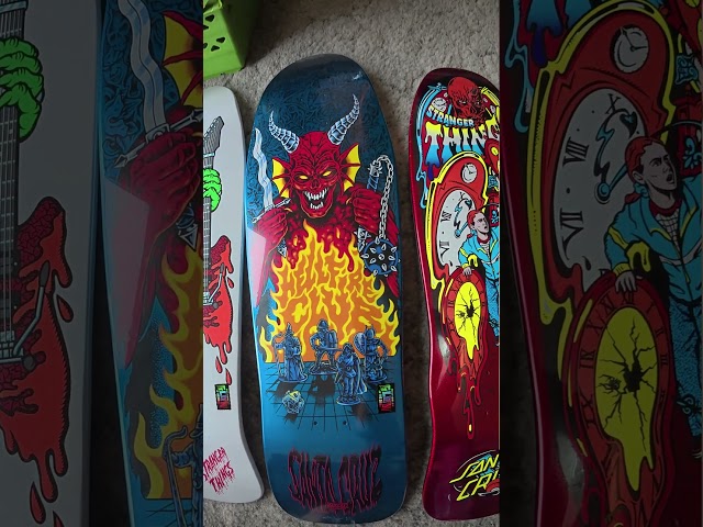 Vídeo relacionado con Santa Cruz Stranger Things Vecna Tablas de Skate de 21.6 cm x 81.8 cm de Arce con Gráficos Que Brillan en la Oscuridad
