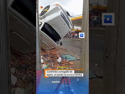 Caminhão tomba em Gandu, na Bahia. #bahia