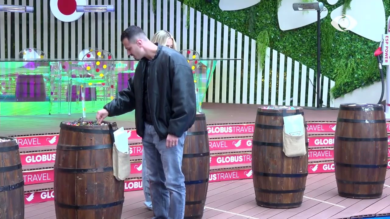 Mateo shijon ëmbëlsirat nga “Candy Land” në oborr