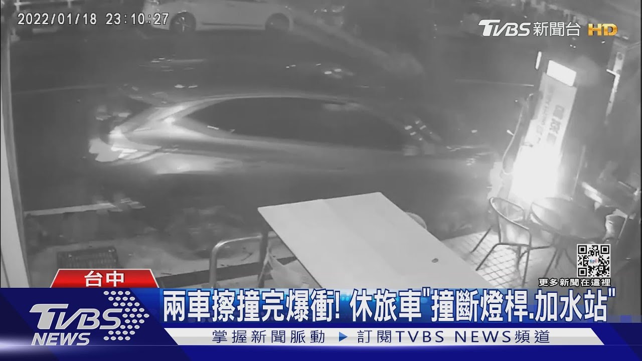 兩車擦撞完爆衝！　休旅車「撞斷燈桿、加水站」