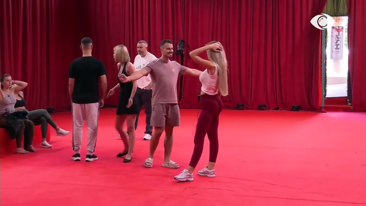 Mateo dhe Brikena luajnë me njëri-tjetrin