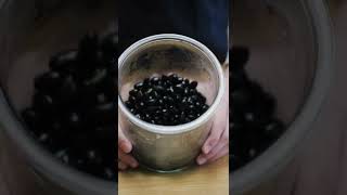 Fermenting black soybeans into black bean paste