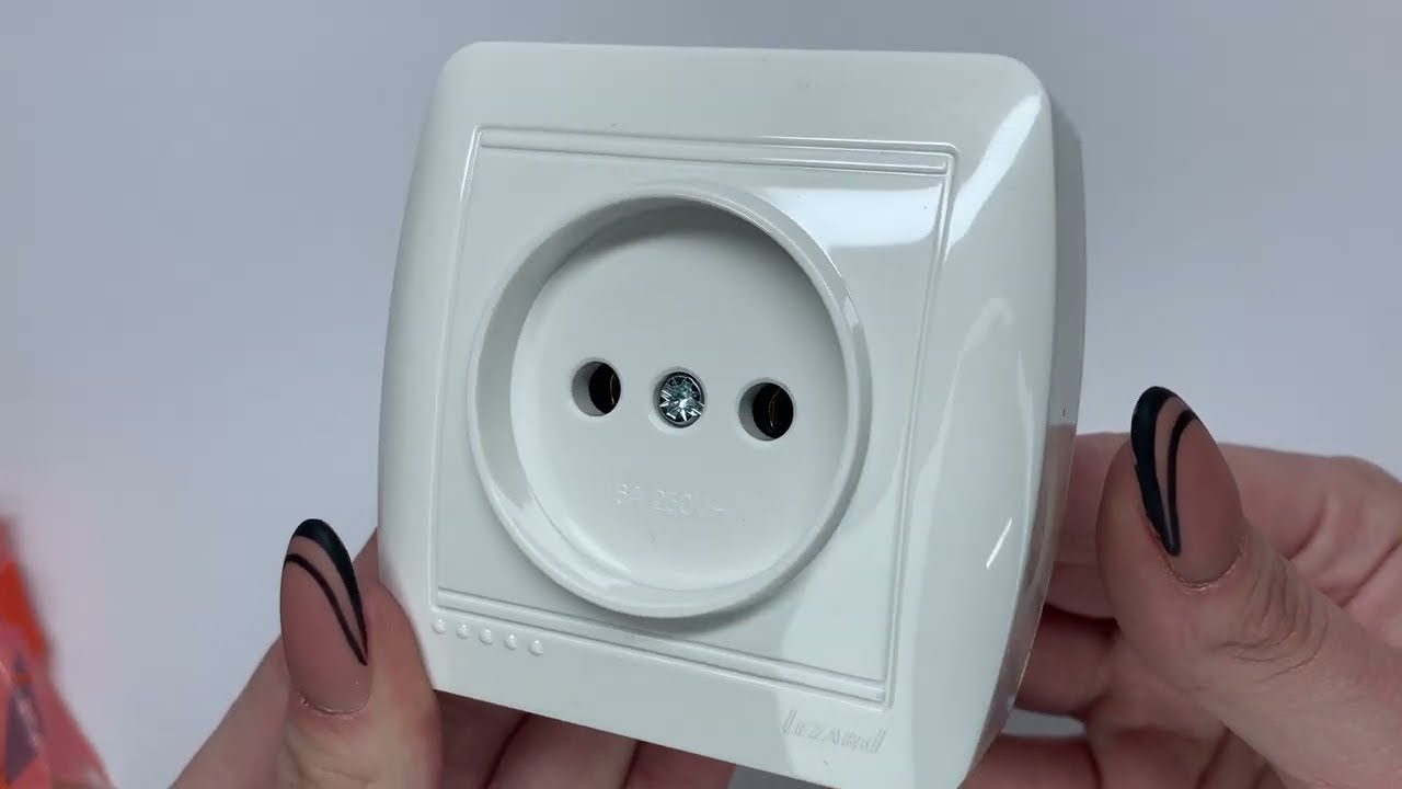 Розетка накладная одинарная б/з LEZARD Demet белая IP20 711-0200-121