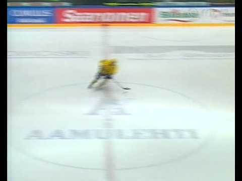 SM-Liiga 03/04: Pasi Nielikäinen kahvittaa Sasu Hovin