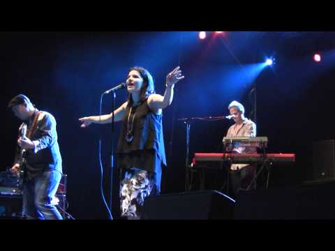 Suvi Teräsniska - Pahalta piilossa