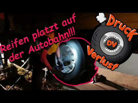 Reifenplatzer und Reifenwechsel auf der Autobahn