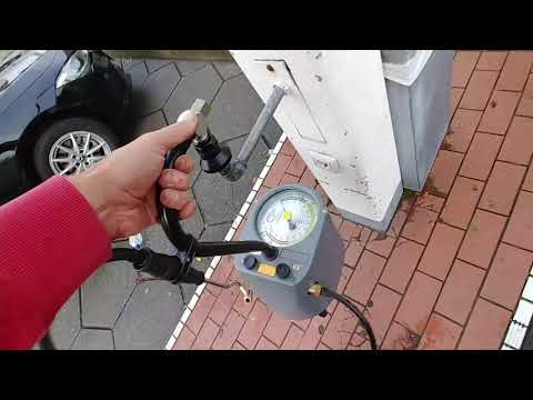 Autoreifen aufpumpen an der Tankstelle auf 2,5 bar