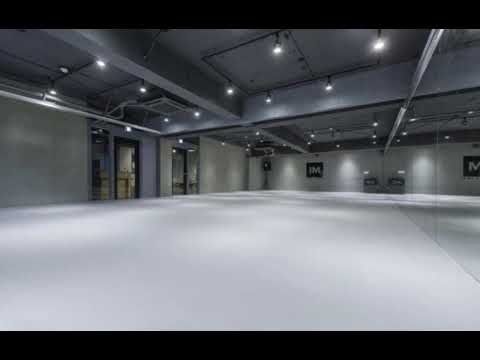 the visitor - iu (but u're in an empty room)