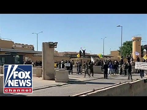 イラクの抗議者がバグダッドの米国大使館を襲撃 (Iraqi protesters storm US Embassy compound in Baghdad)