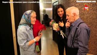 Charles Aznavour rencontre une fan à Moscou