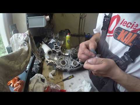 Aprilia SXV Engine Rebuild 02 oil pumps