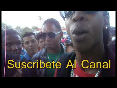 Negro Activo Vs Rus La Cobra en La Batalla de freeStyle en la Feria del Libro 2013