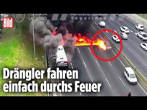 Flammen-Chaos auf der Autobahn: Bus brennt komplett aus