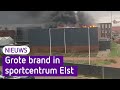 De vlammen slaan uit het dak van de sporthal