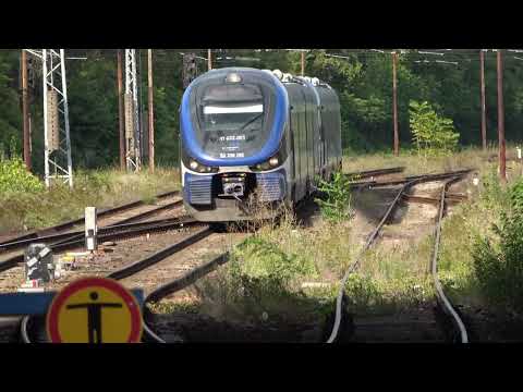 Bahnverkehr und Krankenwagen in Berlin Lichtenberg.