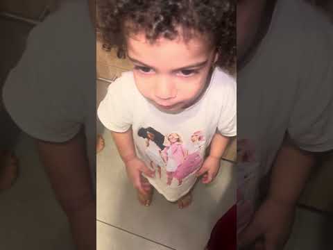 ‏رسيل أكلت جيلي 🥰و رسمت ساعة عإيدها❤️