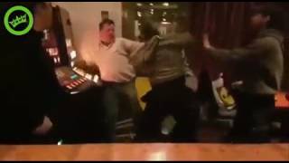 SOLDAAT KLAPT JOHNNY&#39;S DIE OVER ZIJN MOEDER PRATEN #BarkieDingen