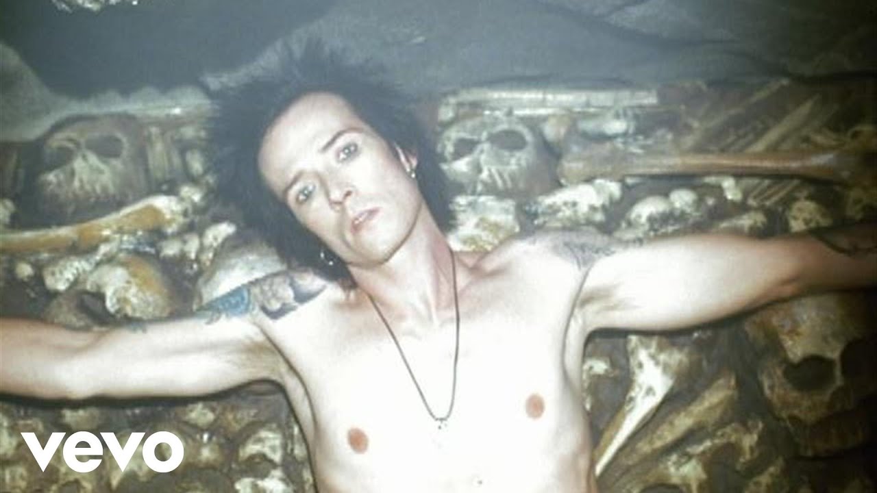 Velvet Revolver - Slither (Official Video) - YouTube