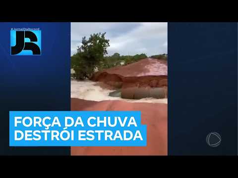 Chuva destrói trecho de estrada em Normandia (RR)