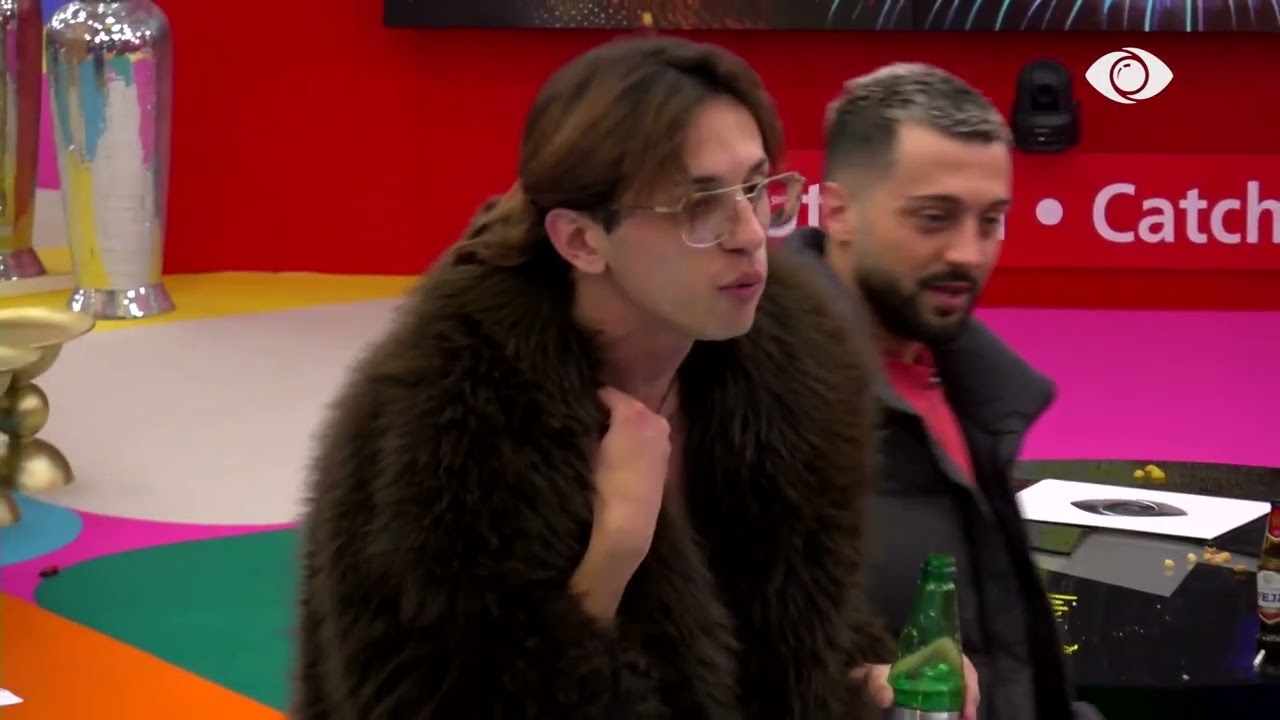  Ti shkon nëpër kafe me shokë e shoqe/ Gjesti debaton me Vserlon