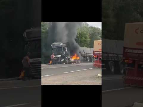 🚨 Carreta carregada com soja pega fogo na BR-153, em Conc