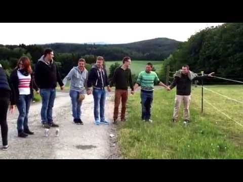 Das Experiment! Was passiert wenn eine Menschenkette an einen Stromzaun langt?