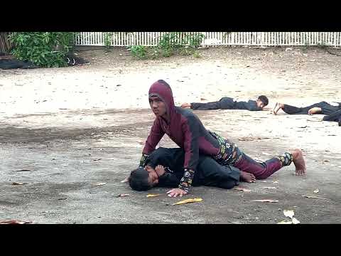 Animal pop Komodo dance performance for foreign tourists by several young people in Rinca village 🕺🐊