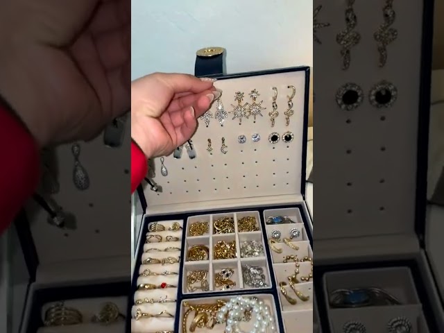 Vídeo relacionado con Vlando Joyero de viaje, joyero para mujer, almacenamiento de joyas con estilo, organizador de joyas pequeño para pendientes, estuche de viaje, idea de regalo para mujeres y niñas