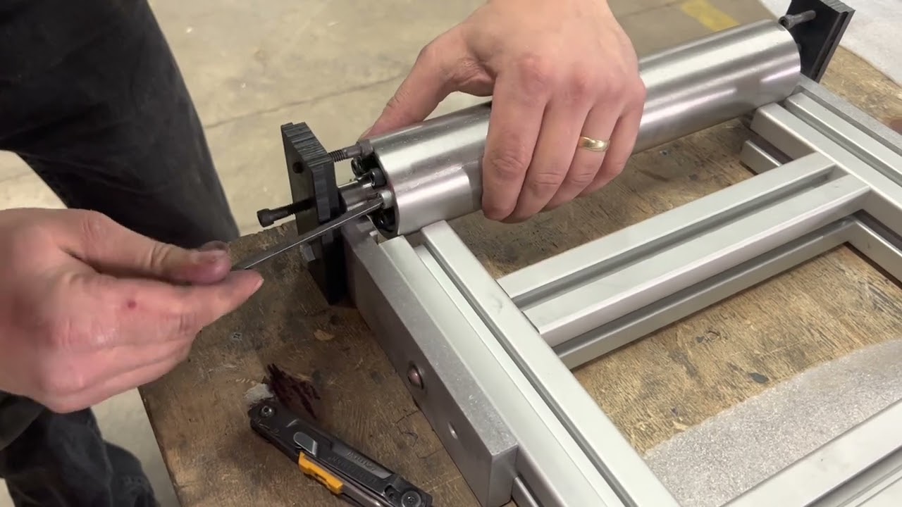 Setting roller on low profile conveyor with locking hub placement
