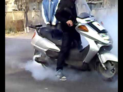 A lui bula din cosoba face furori cu scuteru-l pt1.mp4