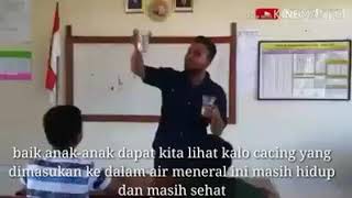 Download lagu Cacing apa yang bisa bertahan hidup Tuak atau air mineral mp3