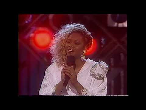 Deniece Williams: "God Is Amazing" (17th Dove Awards)