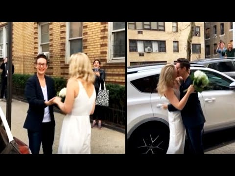 社会的に離れている間に結婚するカップル (Couple Gets Married While Social Distancing)