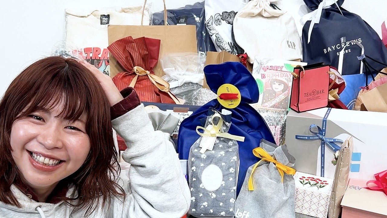 ソファ1台分の誕生日プレゼント開封する37歳