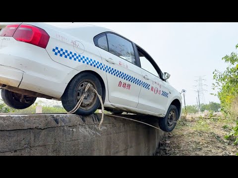 The Car Accidentally Fell Into A Roadblock, And The Experienced Driver Operated It Like This